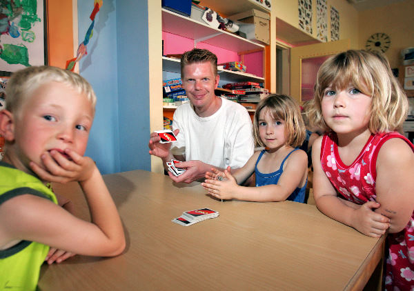 Joost Lutjenhuis graag op de foto met wat kid
Man in buitenschoolse opvang