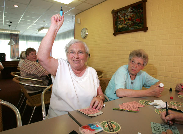 Mevr. Annie van Koolwijk tijdens haar bezoek aan de bingo in de ontmoetingsruimte in het tehuis waarin ze woonachtig is.