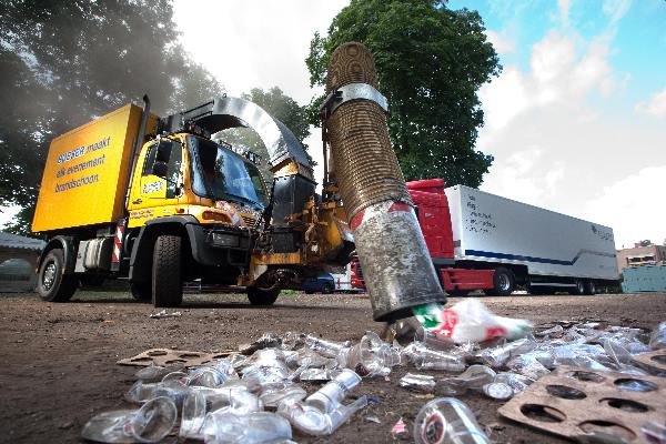 \"-Nijmegen, 25-7-2010 . Zomerfeesten, Vierdaagse, opruimen stad 8 uur smorgens, Malden en Molenhoek helemaal schoon.
Valkhof, met de stofzuiger op het vuil\"