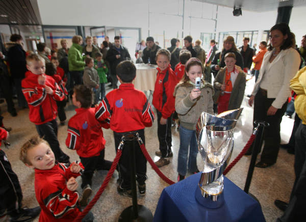 "Groesbeekse voetballertjes kunnen op de foto met de EK-bokaal."