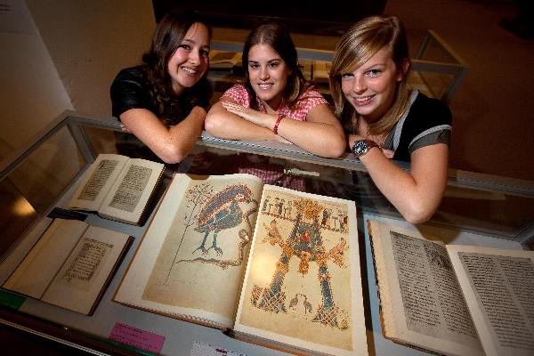 \"Nijmegen, 5-8-2010 . inrichtsters tentoonstelling,expositie oude handschriften  en getijdeboeken, Universiteitsbibliotheek, Erasmuslaan\"