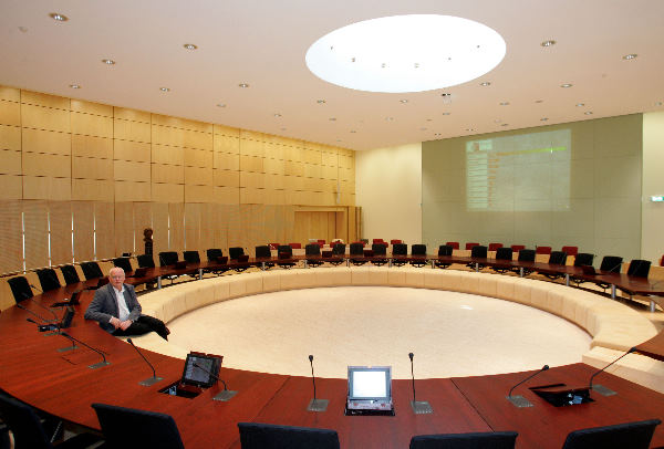 \"Nieuwe raadszaal gemeentehuis Nijmegen.
16-09-2004\"