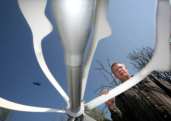 "Wijchen Nijmegen, 26-03-2007. Wijchenaar mag experimenteren met windenergie, dhr. Barkmeijer zet turbienetje op zijn dak"