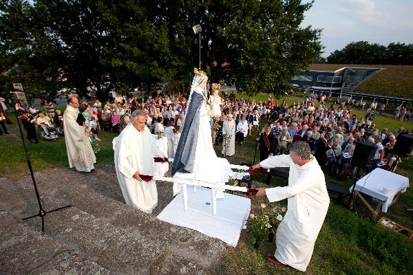 \"Wijchen, mariaprocessie rondom molen met mis\"