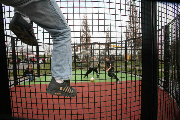 "opening panna-kooi (voetbalkooi), Weurtseweg, Dit is een kooi waarin de jeugd kan straatvoetballen."