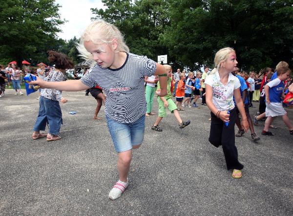 "massaal jumpen op speeltuindag"