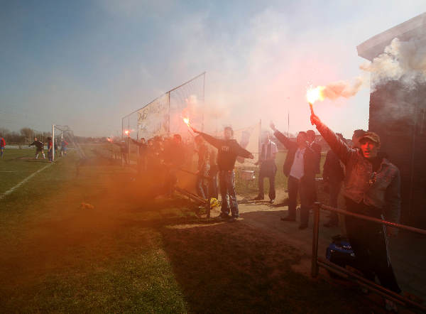 "leden van de groep UTO houden actie om mee te dingen
naar prijs van leukste gat van nederland. Ze doen dat tijdens
voetbalwedstrijd OSC-Nijmeegse Boys. Ze steken fakkels af, hebben een
spandoek en nog veel meer."