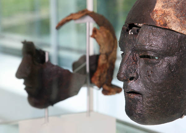 "Romeinse ruiterhelmen in museum Valkhof.met archeoloog Louis Swinkels en
restaurateur Ronnie Meijers"