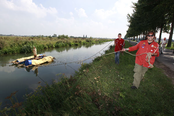 \"Bemmel, Beeld van de Heilige Werenfridus wordt op een vlot op de Linge geplaatst en vanuit daar naar Elst getrokken.\"