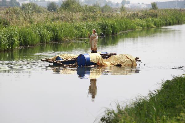 \"Bemmel, Beeld van de Heilige Werenfridus wordt op een vlot op de Linge geplaatst en vanuit daar naar Elst getrokken.\"