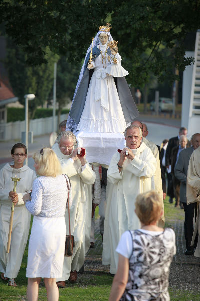 \"Wijchen, mariaprocessie rondom molen met mis\"