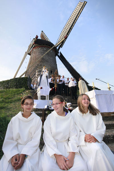 \"Wijchen, mariaprocessie rondom molen met mis\"