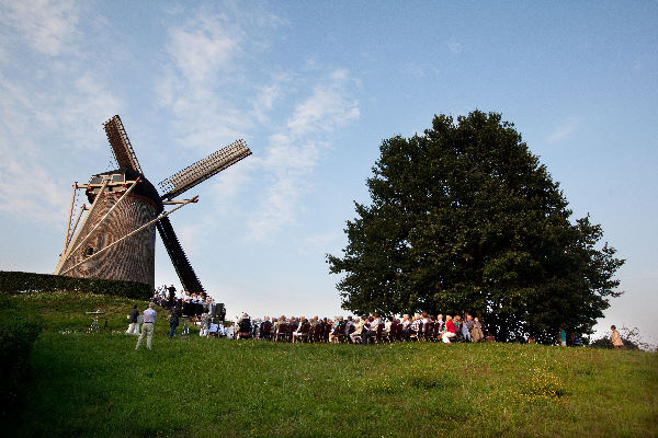 \"Wijchen, mariaprocessie rondom molen met mis\"