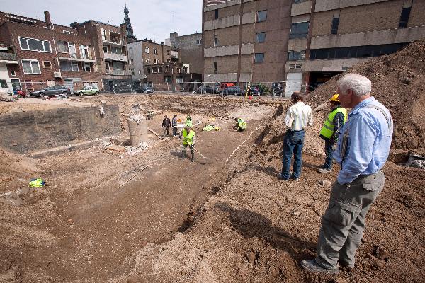 \"Nijmegen 27-05-2010:  Scheidemakershof, opgravingen ivm herinichting plein \'44\"