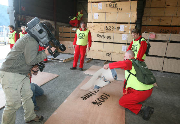 "Nijmegen, 23-04-2007 , Greenpeace houdt aktie bij houthandel Emmerik ivm fout hout wat zij nog steeds verhandelen."