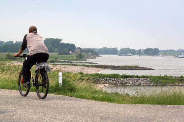 "foto van Millingerwaard en Waaloever, bij verhaal over milieueffectrapportage graven
nevengeulen aan oever Millingerwaard"