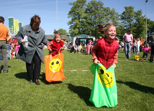 "Kinderspelen koninginnedag, 	voetbalveld Juliana, 	Malden"