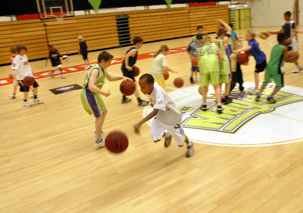 "basketballende jeugd in sporthal horstacker"