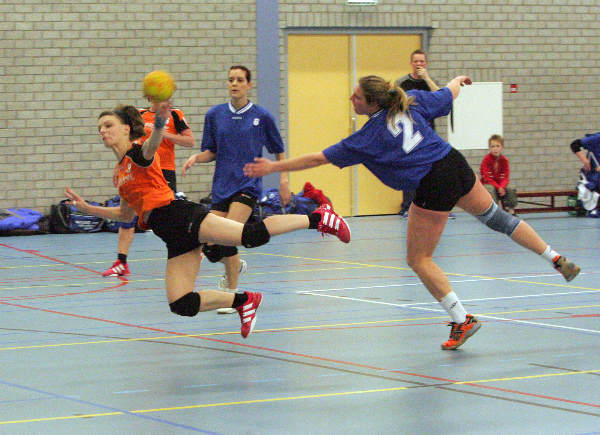 "HANDBAL, vrouwen: Angeren-Duiven"