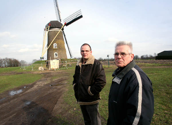 "de Heimolen, st.Hubert, molenaar en vrijwillige molenaar die za jl. onder instortende muur terechtkwam"