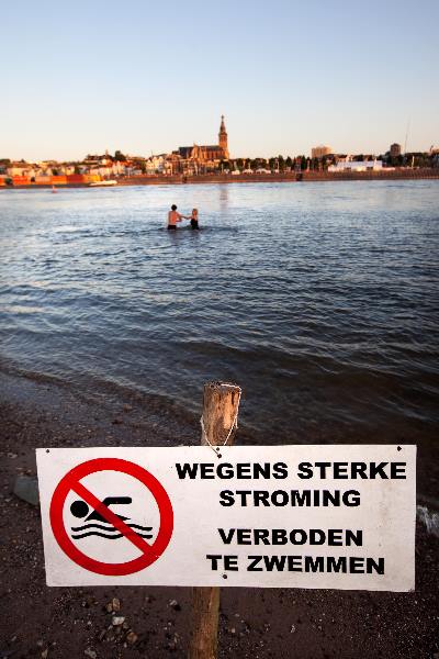 \"Nijmegen, 26-7-2010 . Zomerfeesten, Vierdaagse, verboden in de Waal te zwemmen\"