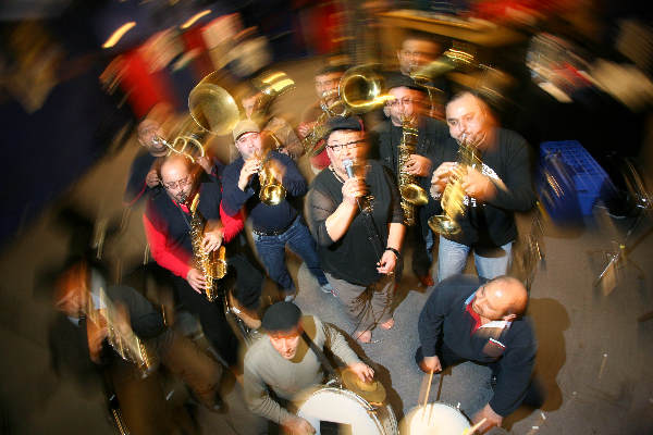 "D?orf, Duitsland, cultuurcentrum ZAK
repetitie Fanfare Ciocarla en Ljiljana Butler
treden op op Music Meeting dit jaar."