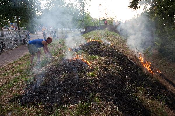 \"Nijmegen, 19-7-2010 . Bermbrand aan nieuwe Ubbergseweg, buurtbewoners blussen zelf want de brandweer had het druk\"