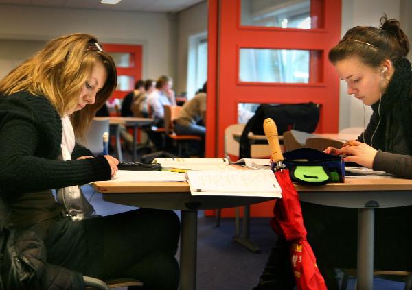 "Sfeervolle foto van Montessori-leerlingen aan
locatie Vlierestraat. school"