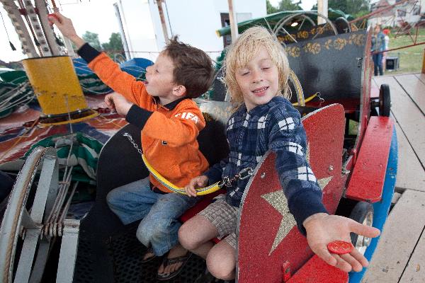 \"Nijmegen, 7-2010 . Zomerfeesten, Vierdaagse, Siem en Mats in de rups\"