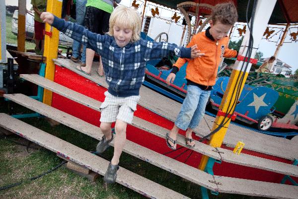 \"Nijmegen, 22-7-2010 . Zomerfeesten, Vierdaagse Siem en Mats springen van de rups\"