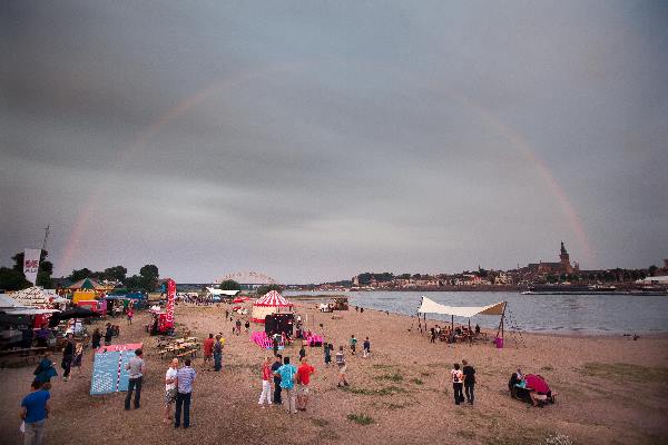 \"Nijmegen, 26-7-2010 . Zomerfeesten, Vierdaagse, Havana, Valkhof affaire, regenboog\"