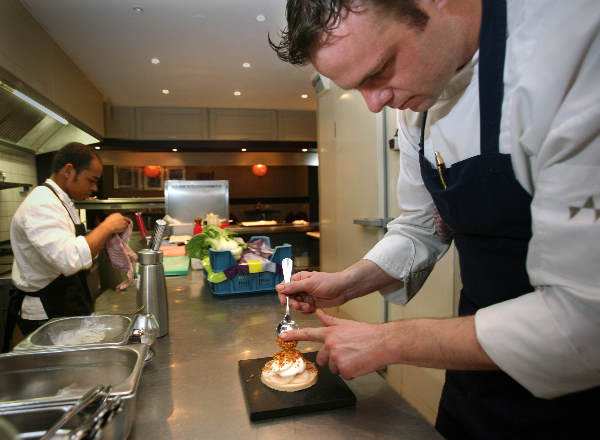 "Chef Ysbrandt Wermenbol aan het werk, Restaurant Le Marron (bij zaal Groot Jachthuis)
heeft sinds enkele maanden een Michelin-ster."