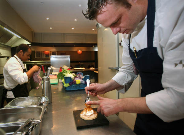 "Chef Ysbrandt Wermenbol aan het werk, Restaurant Le Marron (bij zaal Groot Jachthuis)
heeft sinds enkele maanden een Michelin-ster."