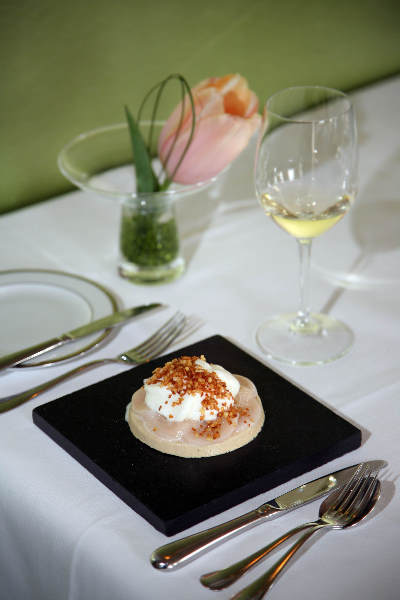 "Chef Ysbrandt Wermenbol aan het werk, Restaurant Le Marron,
gerecht: Ganzenlever, coquilles, yoghurtschuim, aardappelschilfers"