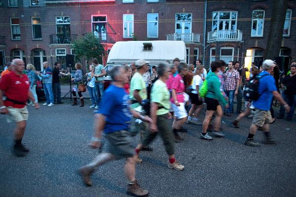 \"Nijmegen, 26-7-2010 . Zomerfeesten, Vierdaagse start vierde dag met Michelle, Marianne, Stefan\"