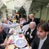 \"Brussel, 15-04-2009. Bezoek bewoners uit Nijmegen Oost aan het Europees Parlement te Brussel. Zij waren daar opuitnodiging van Maria Martens, lid Europees Parlement
Tijdens lunch schuift Maria aan\"