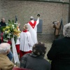 \"Pastoor Corneliuskerk zegent Oorlogsplaquette, Beuningen, familie op de voorgrond
red Elst
foto: Gerard Verschooten ?  
15-02-2004\"