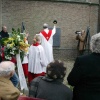 \"Pastoor Corneliuskerk zegent Oorlogsplaquette, Beuningen, familie op de voorgrond
red Elst
foto: Gerard Verschooten ?  
15-02-2004\"