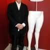\"Nijmegen, 5-2-2009 . Valkhofmuseum, tentoonstelling van Jan Jansen, Nijmeegs schoenontwerper en Swip Stolk
Jansen bij door hem ontworpen meubel\"