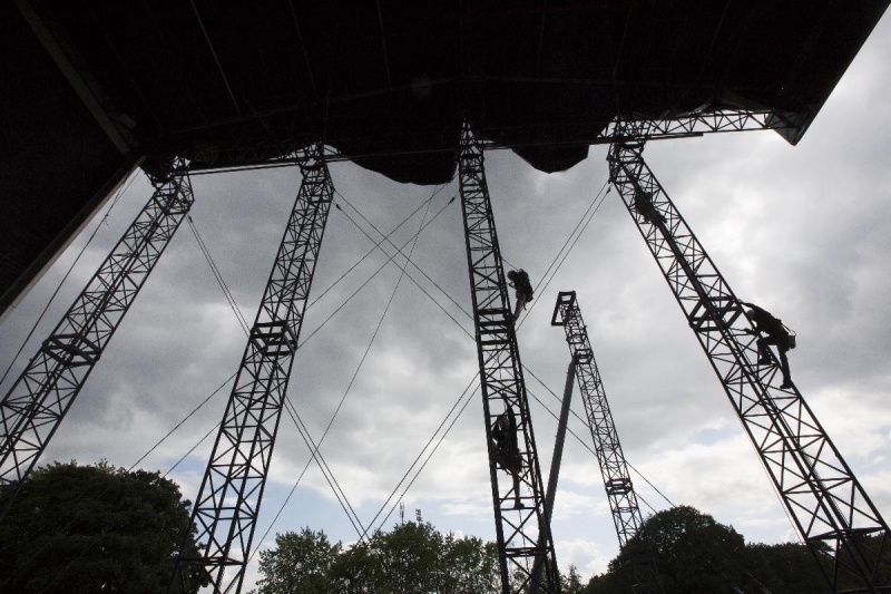 \"Nijmegen, 25-6-2012 . Opbouw festival Goffert wei voor Red Hot.\"