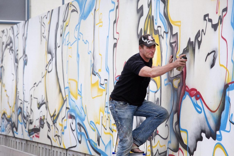 \"Nijmegen, 21-6-2012 . Kunstenaar Marco van der Bol bespuit (graffiti) wand om bouwput Doornroosje bij busstation\"