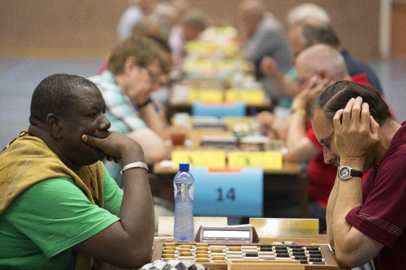 \"Nijmegen, 28-7-2012 . Open NK dammen, dammende mannen en vrouwen in de 
Jan Massinkhal\"