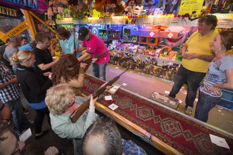 \"Hernen, 10-7-2012 . Op de Hernense kermis zijn jaarlijks schietwedstrijden bij Piet Schiet (de uitbater van de schiettent).\"