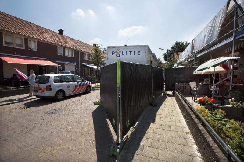 \"Nijmegen, 25-7-2012 . De NFI doet forensich onderzoek in de Lingestraat waar een familiedrama 
zich voltrok. Er zijn schermen opgetrokken om alles aan het zicht te 
onttrekken.\"