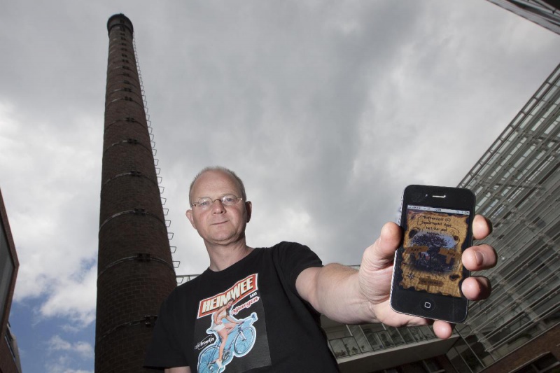 \"Nijmegen, 12-7-2012 . Leo Willems, met iphone, ontwikkelde een app met daarop een speurtocht 
door Bottendaal.\"