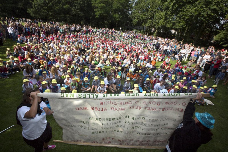 \"Wijchen, 30-7-2012 . Kinderen zingen het Okidokie lied alvorens naar het Okidokiedorp te gaan\"