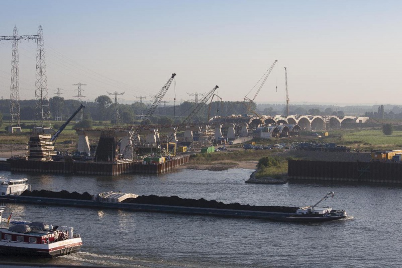 \"Nijmegen, 25-7-2012 . vordering van de nieuwe stadsbrug vanaf dak Gelderlander.\"