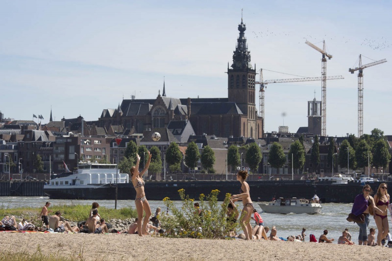 \"Nijmegen, 24-7-2012 . Stadsstrand aan de Waal, Lentse kant\"