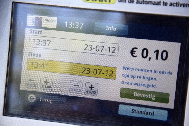 \"Nijmegen, 23-7-2012 . Parkeermeter 6073 voor verpleeghuis Margriet:\" Werp munten in\" en er is nergens een gleuf, gele rondje is lampje.\"