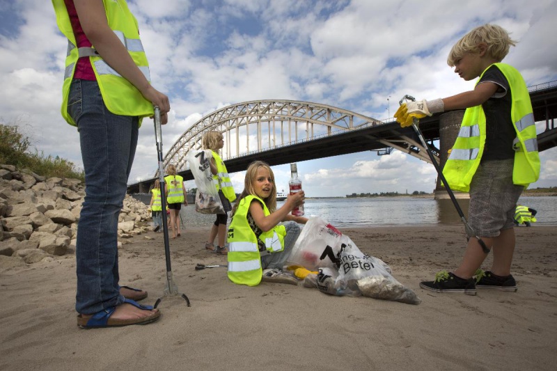 \"Nijmegen, 30-8-2012 . Kinderen van basischool Petrus Canisius maken als aanloop voor de KeepItCleanDayNijmegen op 21 september al het Waalstrandje bij de brug schoon\"